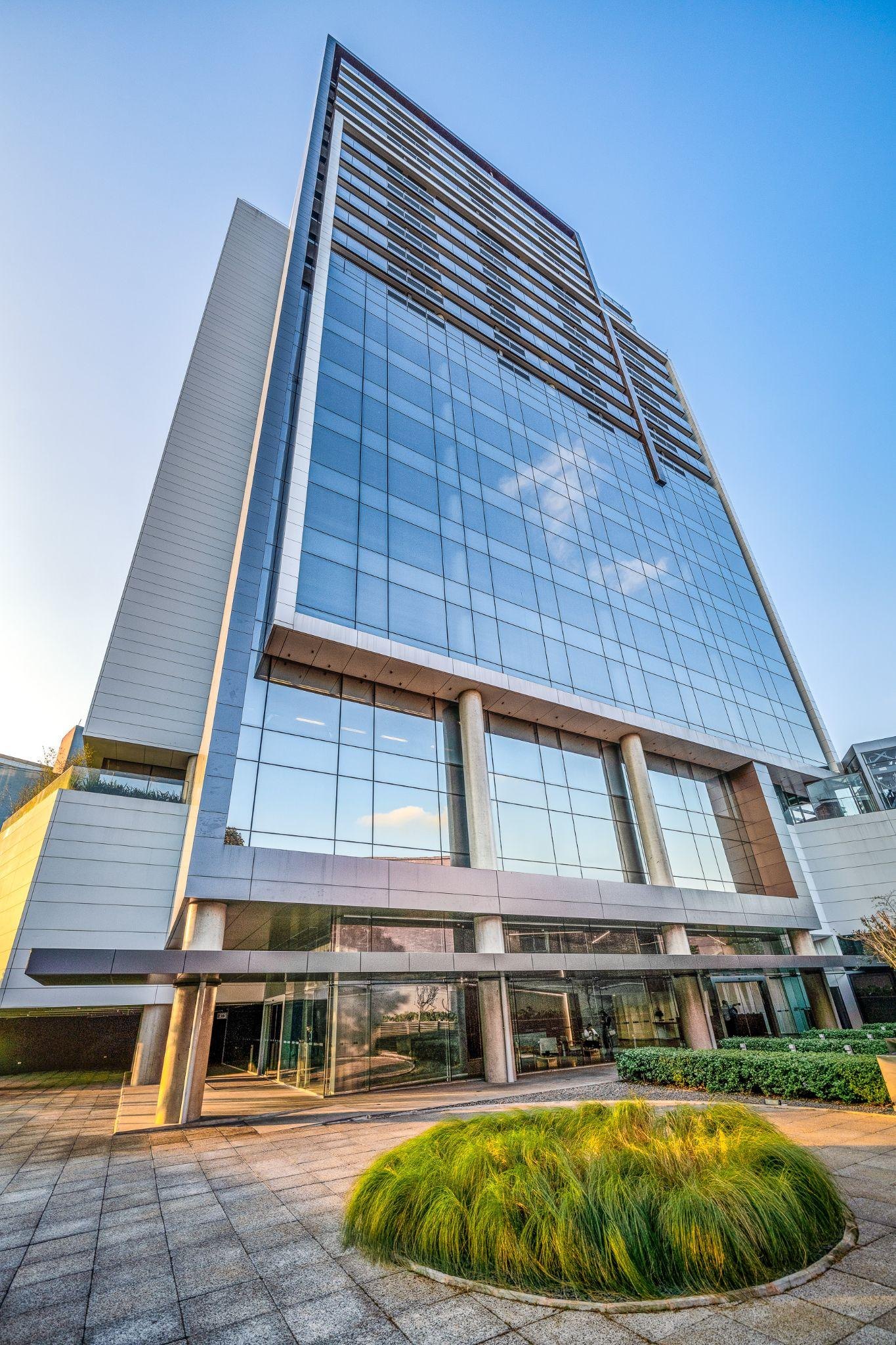 Edifício corporativo Parque Jockey Club com fachada em pele de vidro e perfis de alumínio